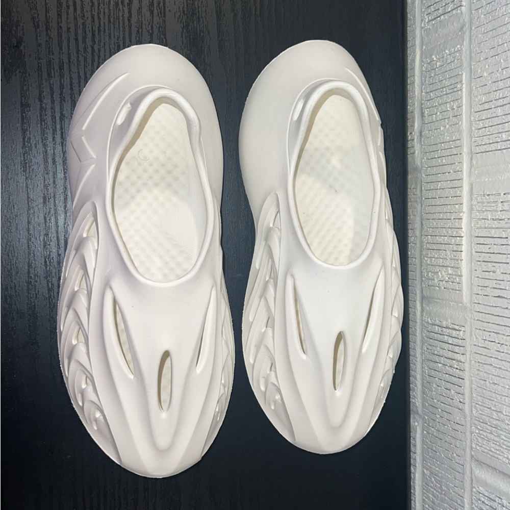 White Unisex Foam Runner Shoe - Picture 8 of 9
